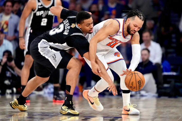Knicks rally to stun Spurs, take 3-1 lead